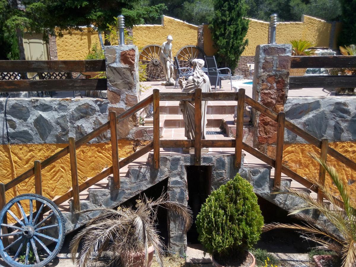 Hostal Sierra De Баса Екстериор снимка