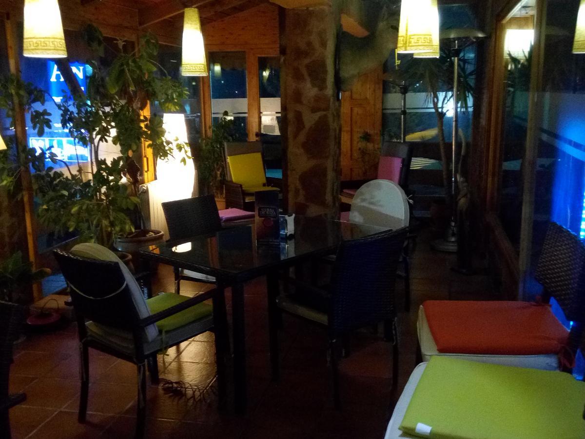 Hostal Sierra De Баса Екстериор снимка