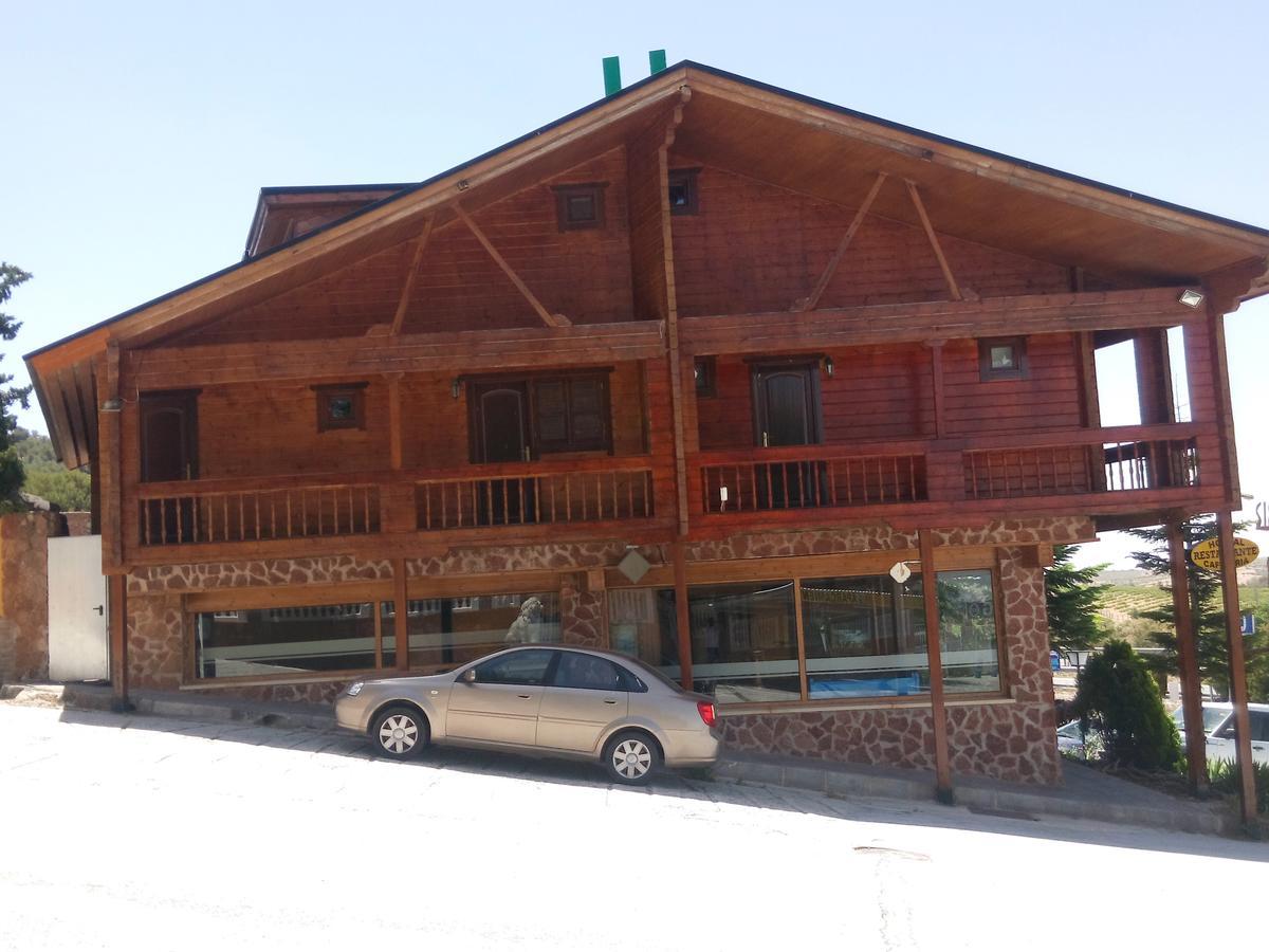Hostal Sierra De Баса Екстериор снимка
