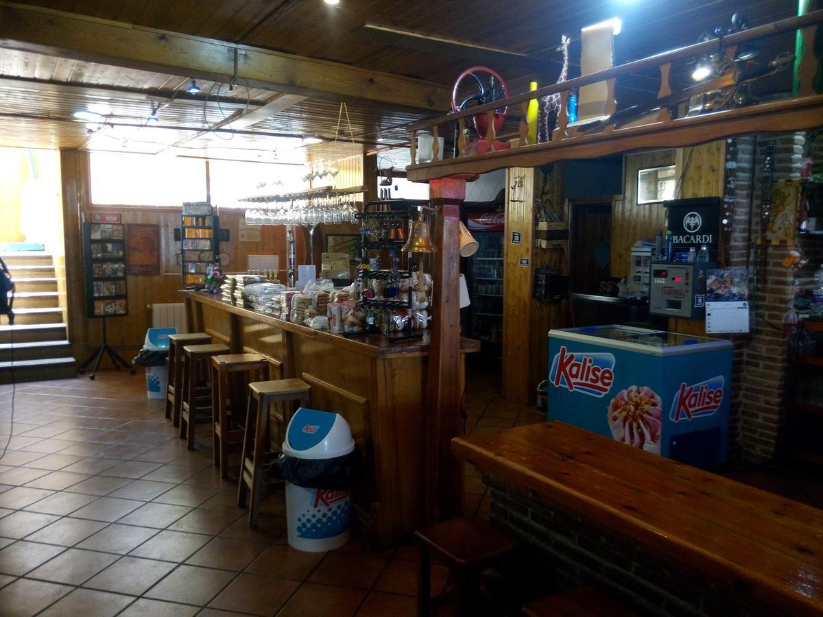 Hostal Sierra De Баса Екстериор снимка
